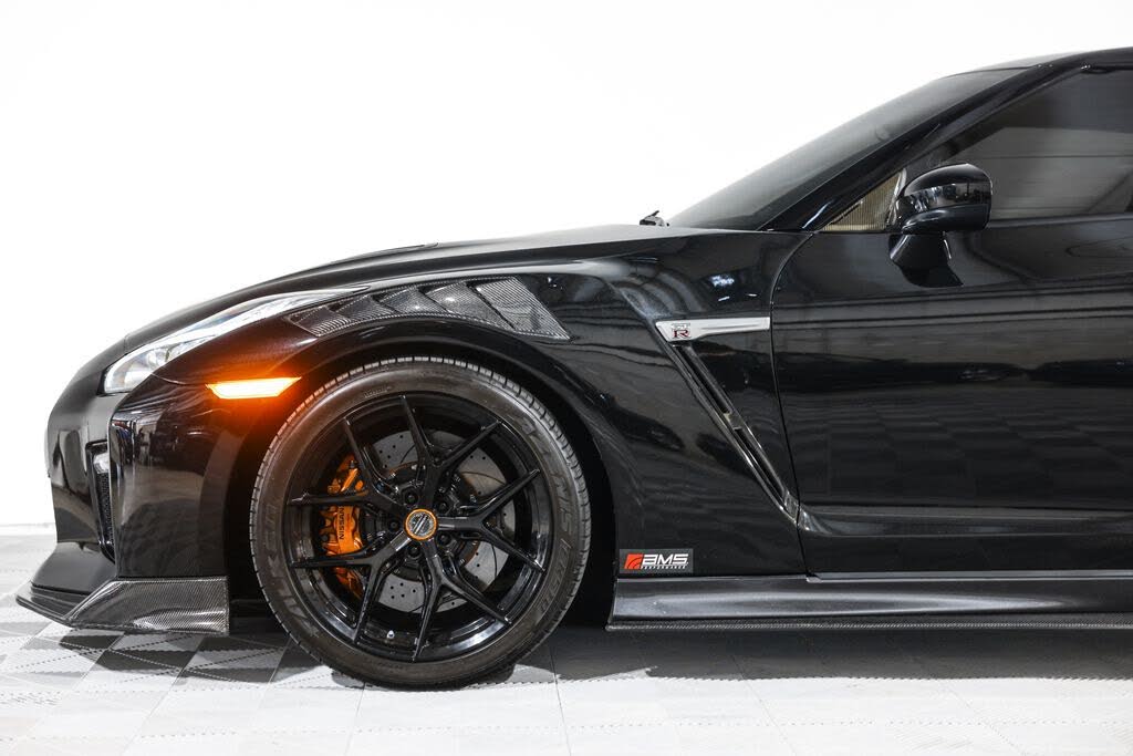 2017 Nissan GT-R Premium photo 18