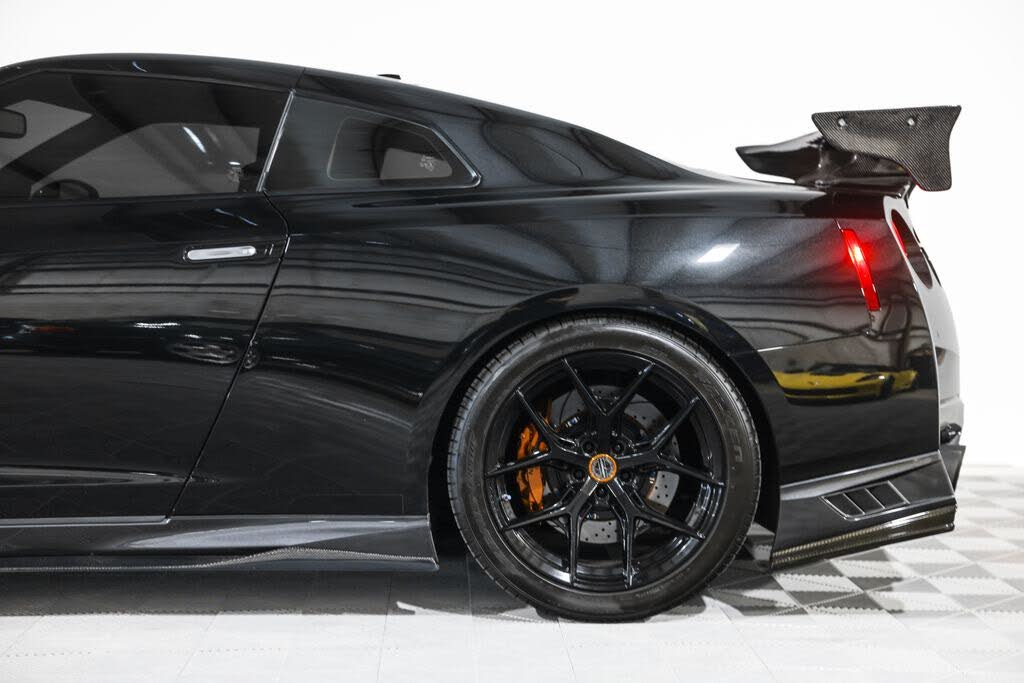 2017 Nissan GT-R Premium photo 19
