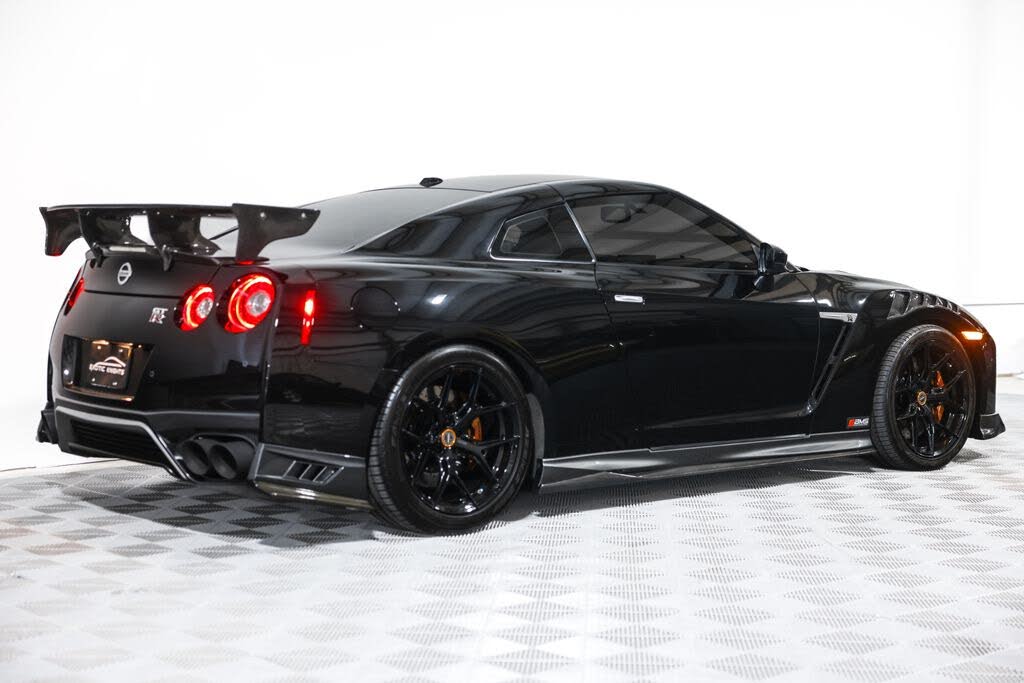 2017 Nissan GT-R Premium photo 9