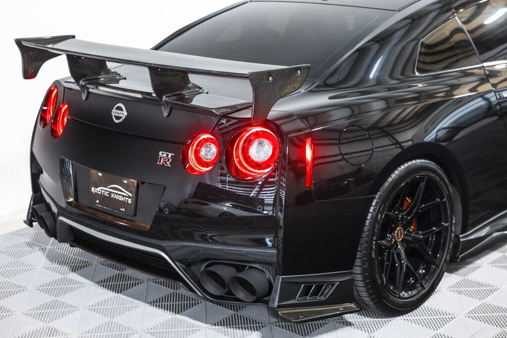 2017 Nissan GT-R Premium photo 10