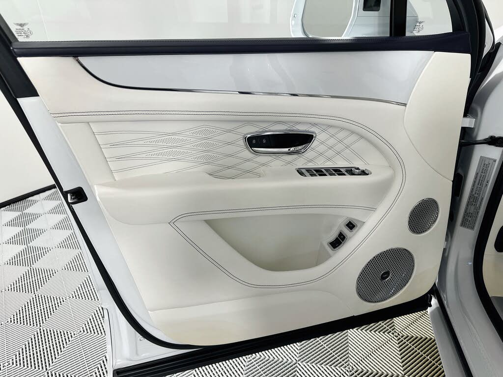 2023 Bentley Bentayga Azure V8 AWD photo 17