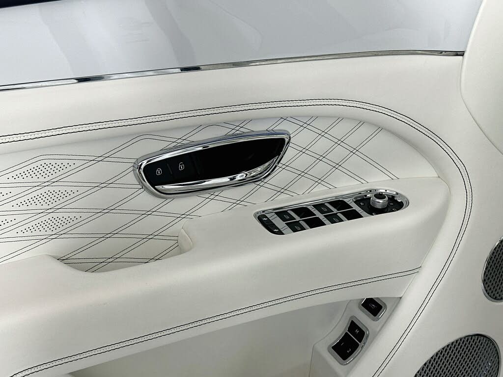 2023 Bentley Bentayga Azure V8 AWD photo 18