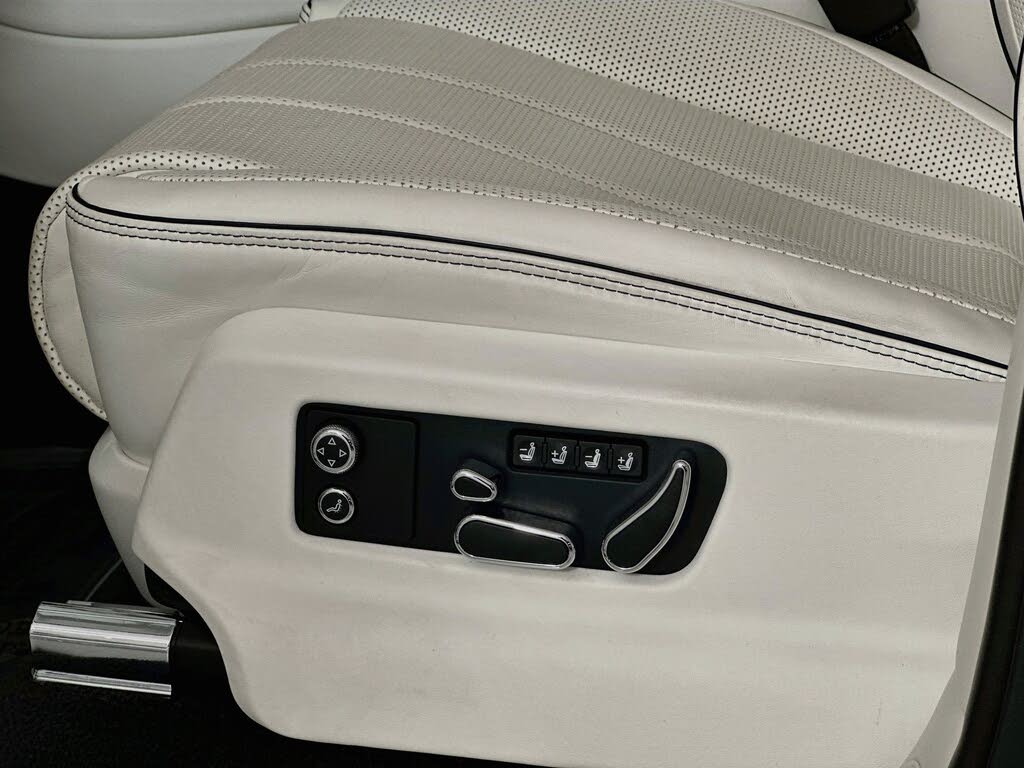 2023 Bentley Bentayga Azure V8 AWD photo 19