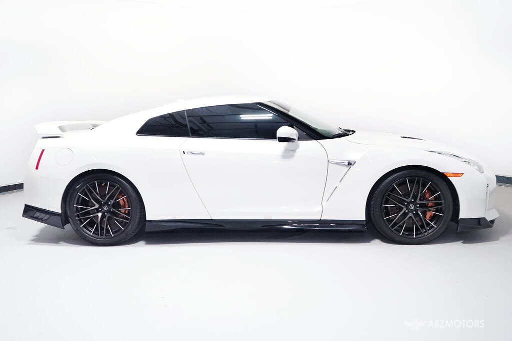 2020 Nissan GT-R Premium AWD photo 3