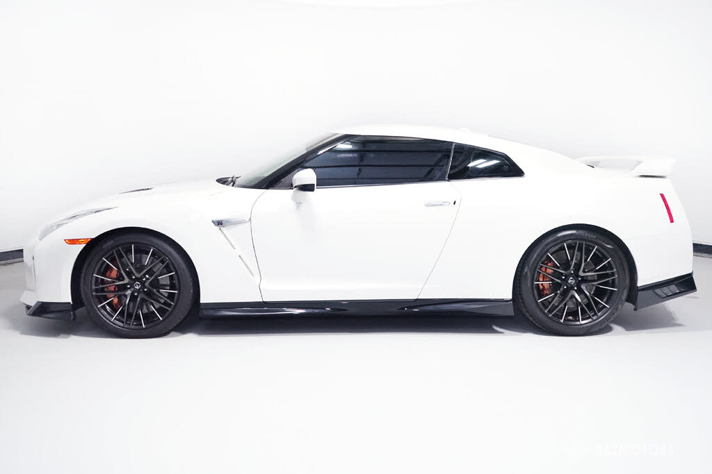 2020 Nissan GT-R Premium AWD photo 4