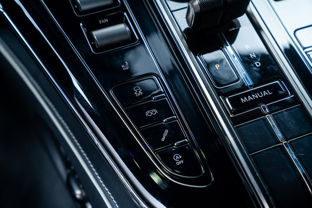 2025 Aston Martin Vantage Coupe RWD photo 18