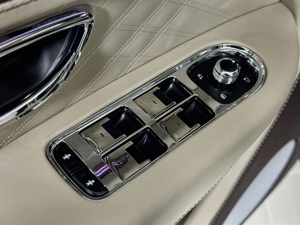 2026 Bentley Bentayga Azure V8 AWD photo 16