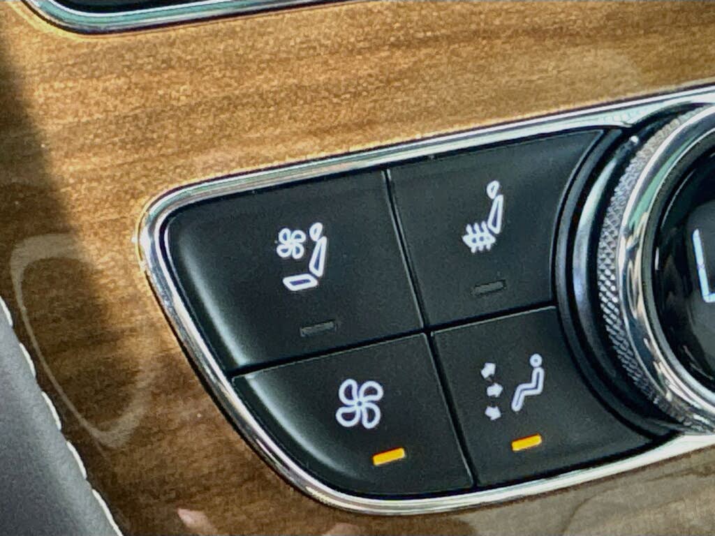 2026 Bentley Bentayga Azure V8 AWD photo 18