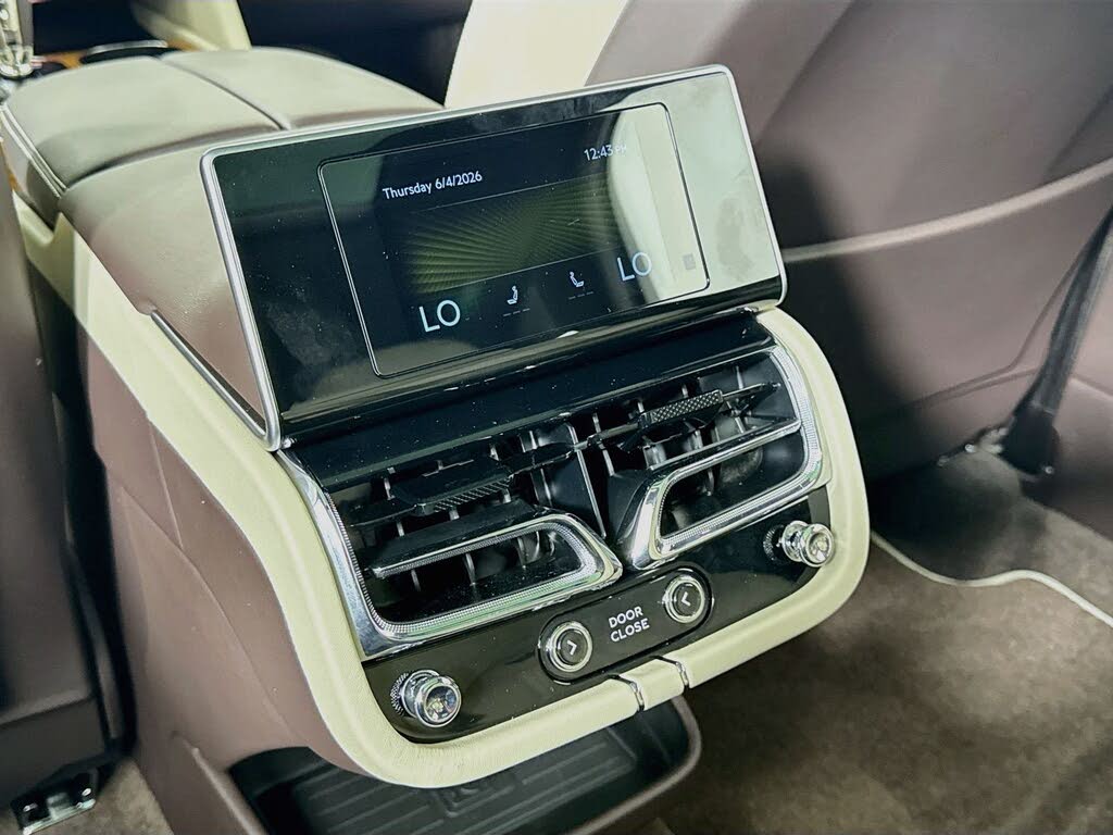 2026 Bentley Bentayga Azure V8 AWD photo 24