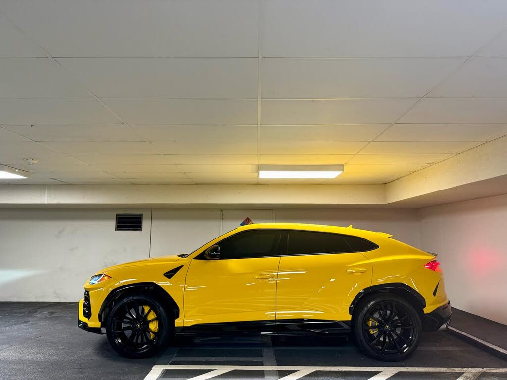 2022 Lamborghini Urus AWD photo 2