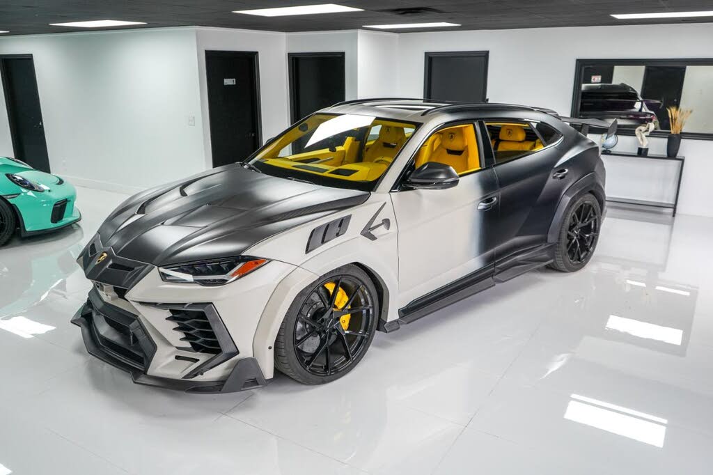 2021 Lamborghini Urus AWD photo 2