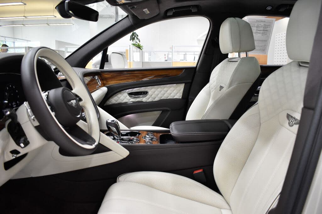 2023 Bentley Bentayga Azure V8 AWD photo 2