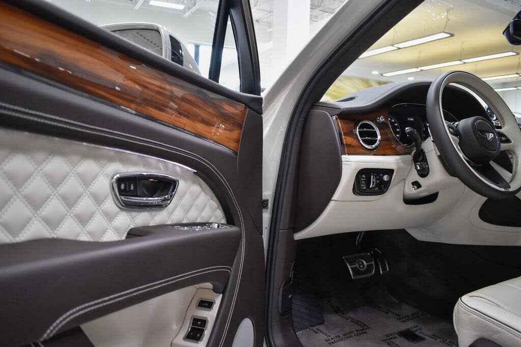 2023 Bentley Bentayga Azure V8 AWD photo 18