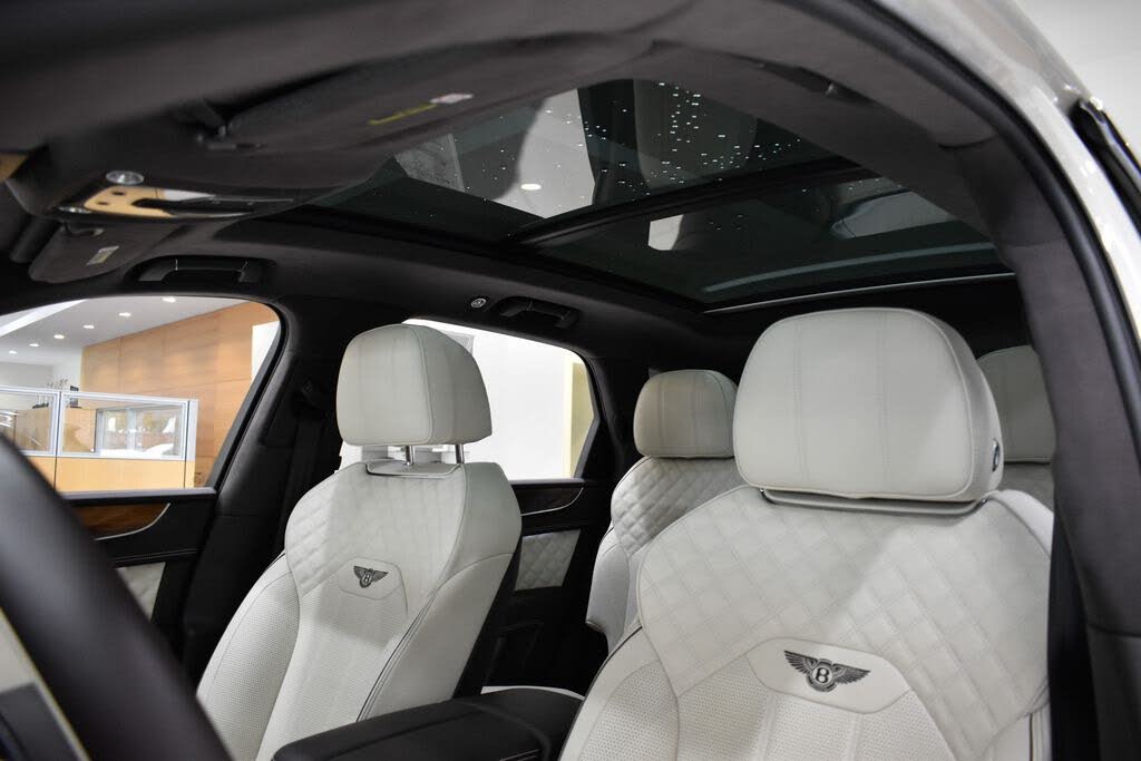 2023 Bentley Bentayga Azure V8 AWD photo 3