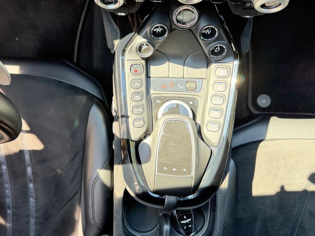 2019 Aston Martin Vantage RWD photo 19