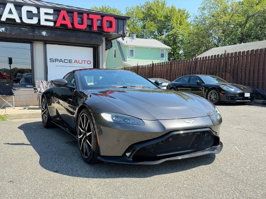 2019 Aston Martin Vantage RWD photo 4