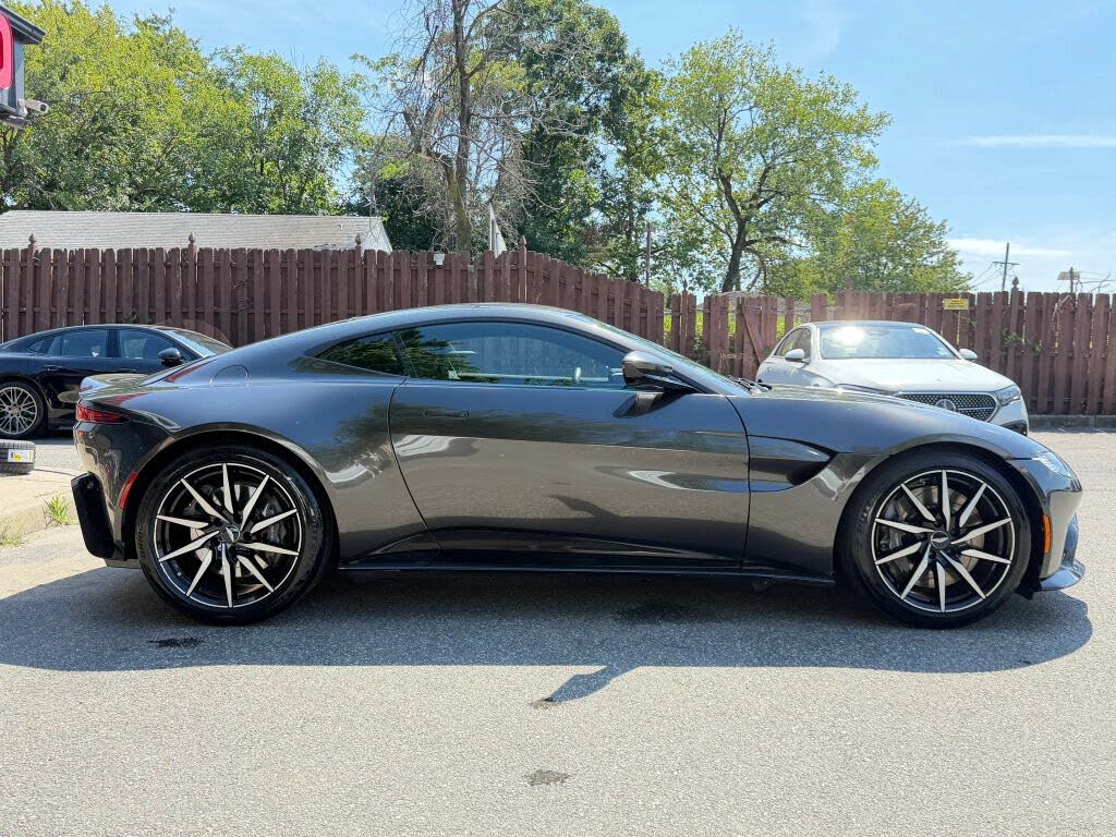 2019 Aston Martin Vantage RWD photo 5