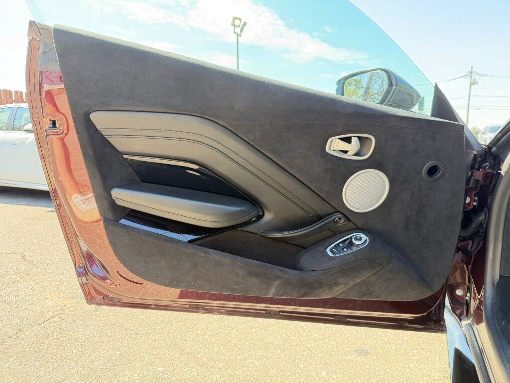 2019 Aston Martin Vantage RWD photo 10