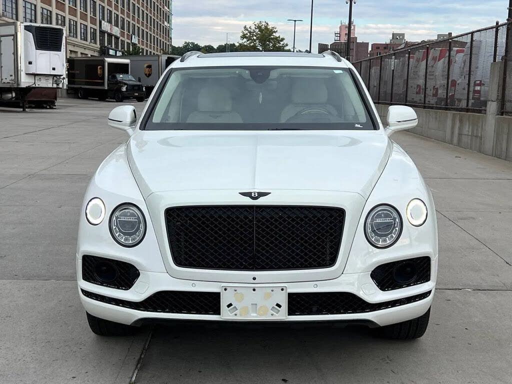 2017 Bentley Bentayga W12 AWD photo 2
