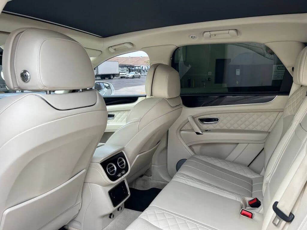 2017 Bentley Bentayga W12 AWD photo 11