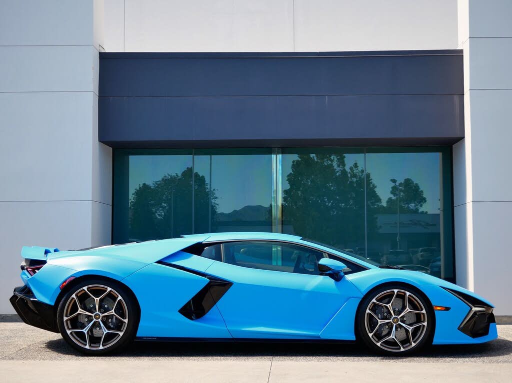 2025 Lamborghini Revuelto AWD photo 2 of 24
