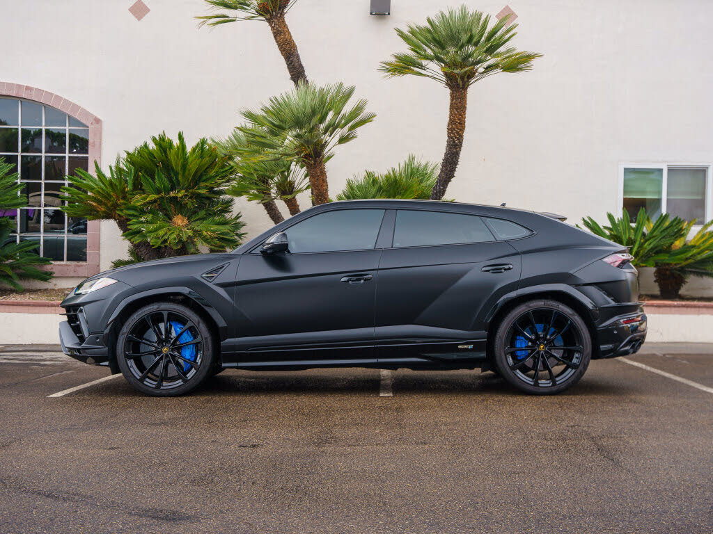2024 Lamborghini Urus S AWD photo 2