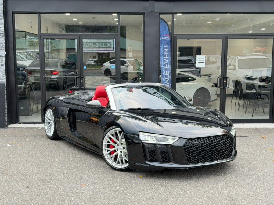 2017 Audi R8 quattro V10 Spyder AWD photo 2 of 24