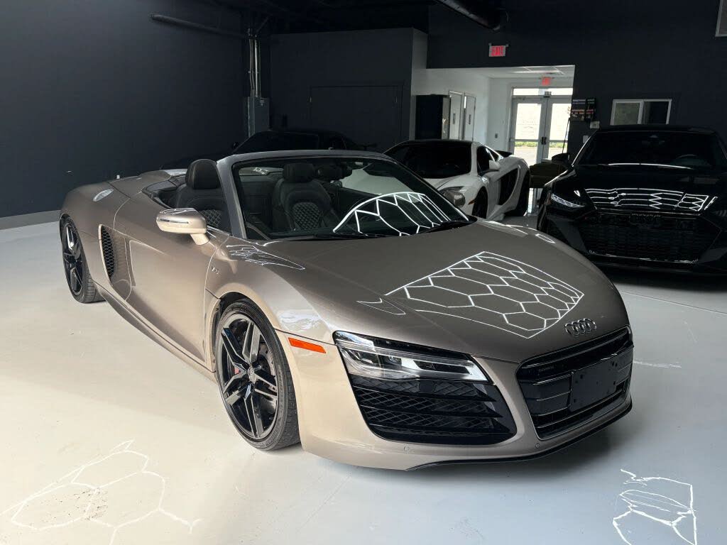 2014 Audi R8 quattro V10 Spyder AWD photo 2 of 24