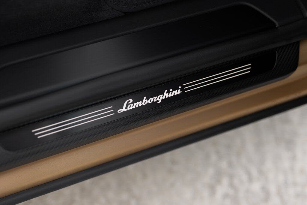 2025 Lamborghini Urus SE AWD photo 17