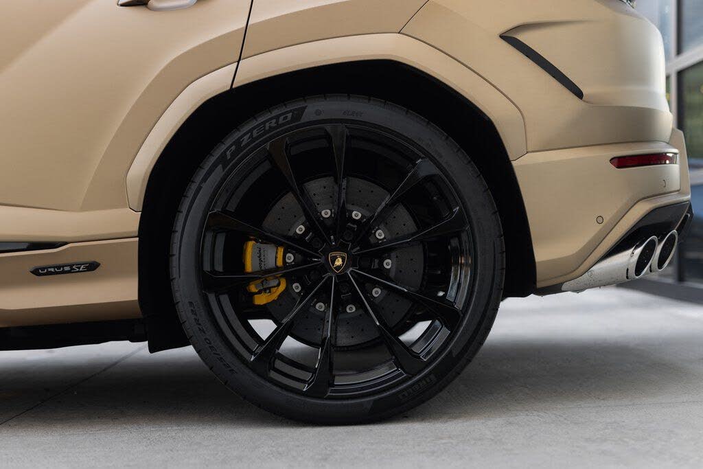2025 Lamborghini Urus SE AWD photo 9