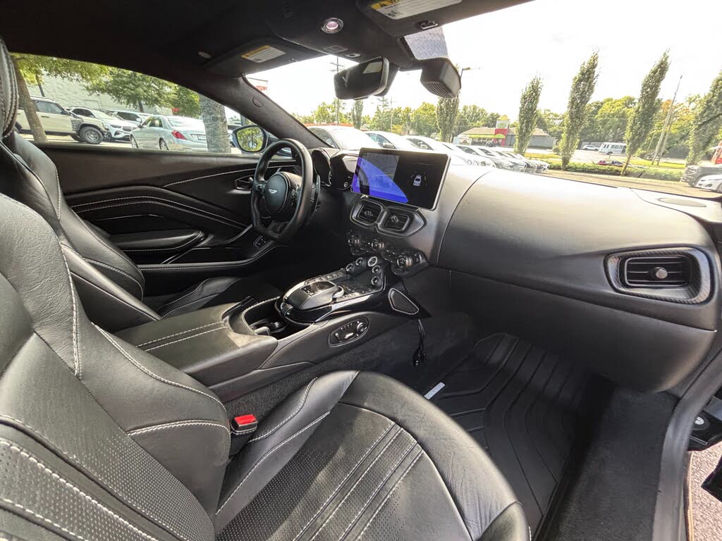 2019 Aston Martin Vantage RWD photo 17