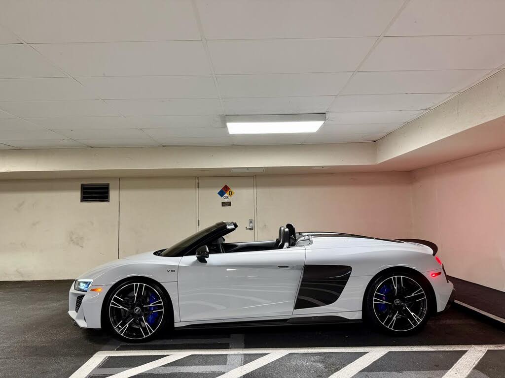 2021 Audi R8 quattro V10 Performance Spyder AWD photo 2 of 24