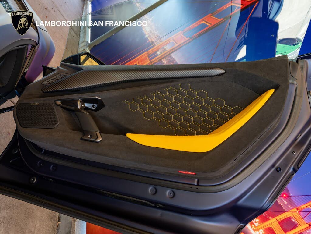 2026 Lamborghini Revuelto AWD photo 19 of 24
