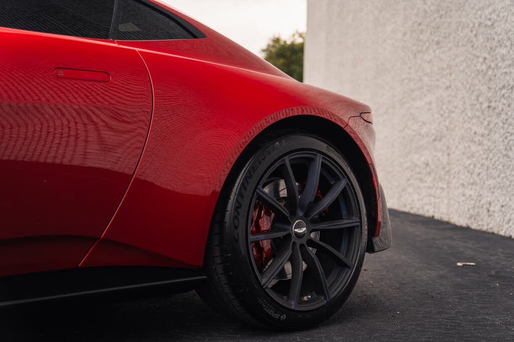 2019 Aston Martin Vantage RWD photo 18
