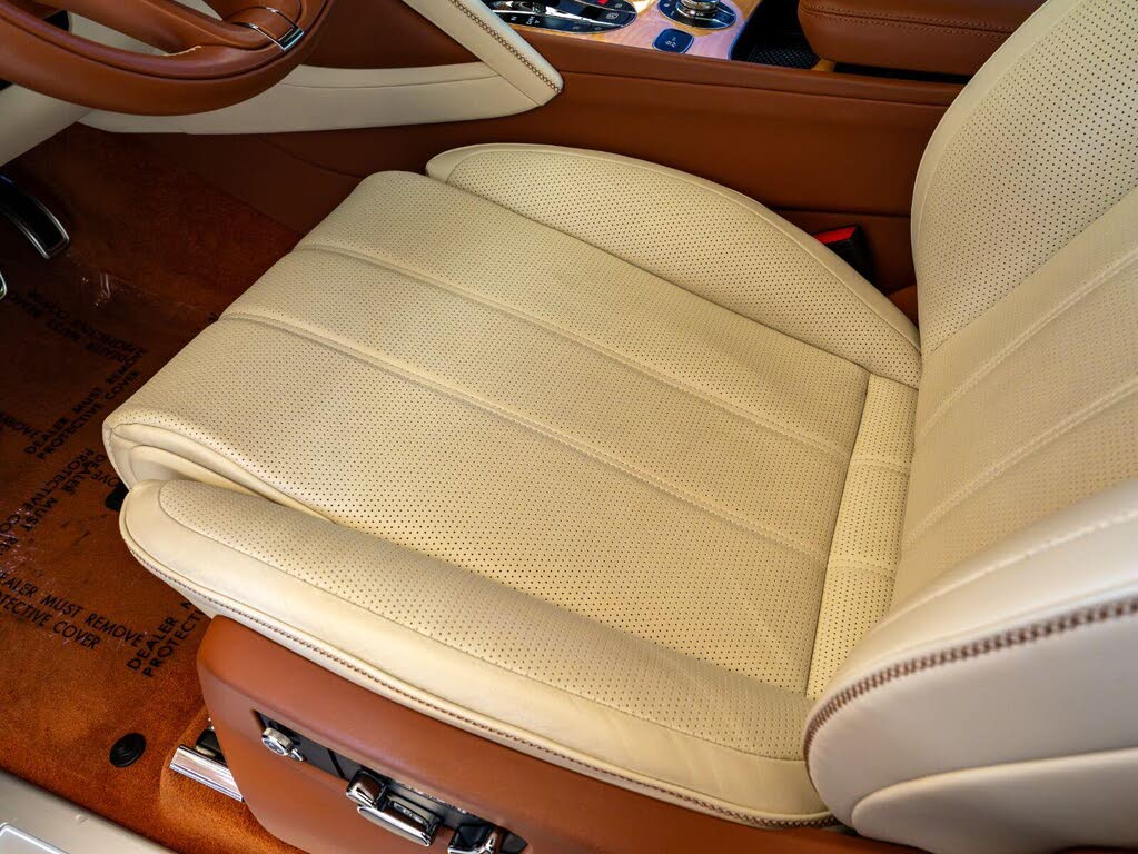 2024 Bentley Bentayga Azure V8 AWD photo 12