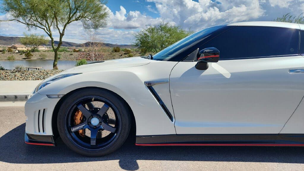 2015 Nissan GT-R NISMO photo 2