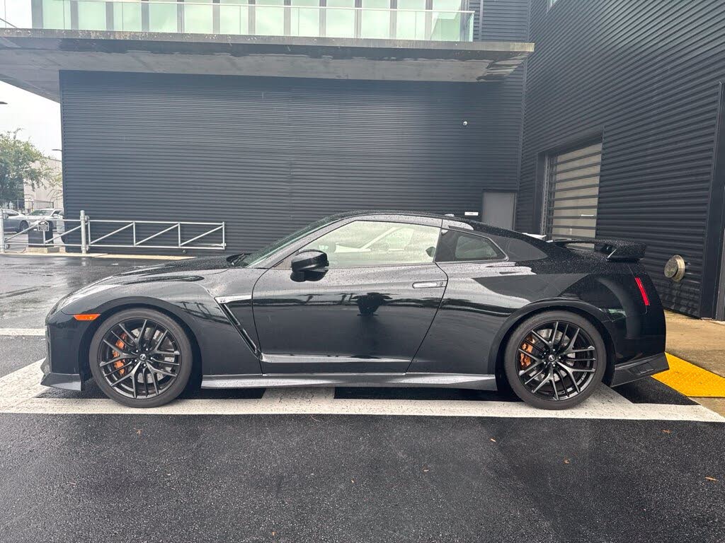 2017 Nissan GT-R Premium photo 2