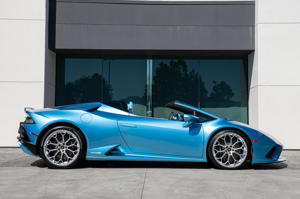 2023 Lamborghini Huracan LP 610-2 EVO Spyder RWD photo 2