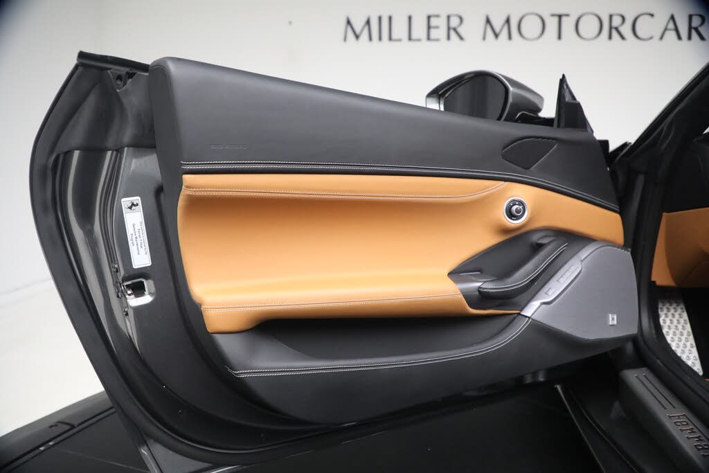 2019 Ferrari Portofino Convertible RWD photo 23