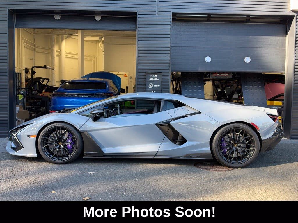2025 Lamborghini Revuelto AWD photo 2