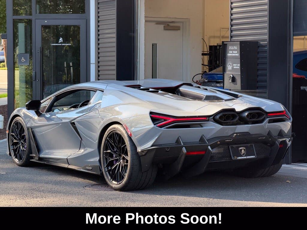 2025 Lamborghini Revuelto AWD photo 3