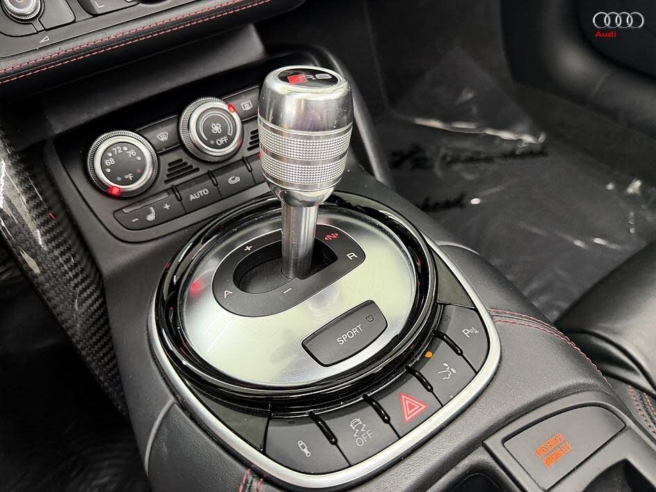 2015 Audi R8 quattro V8 Spyder AWD photo 18 of 24
