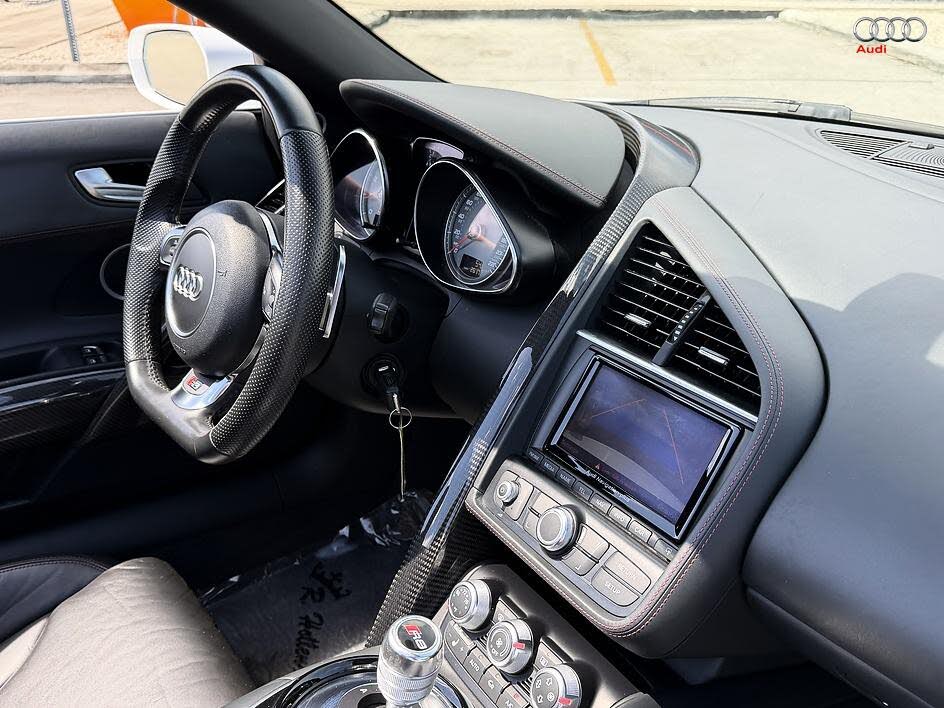 2015 Audi R8 quattro V8 Spyder AWD photo 20 of 24