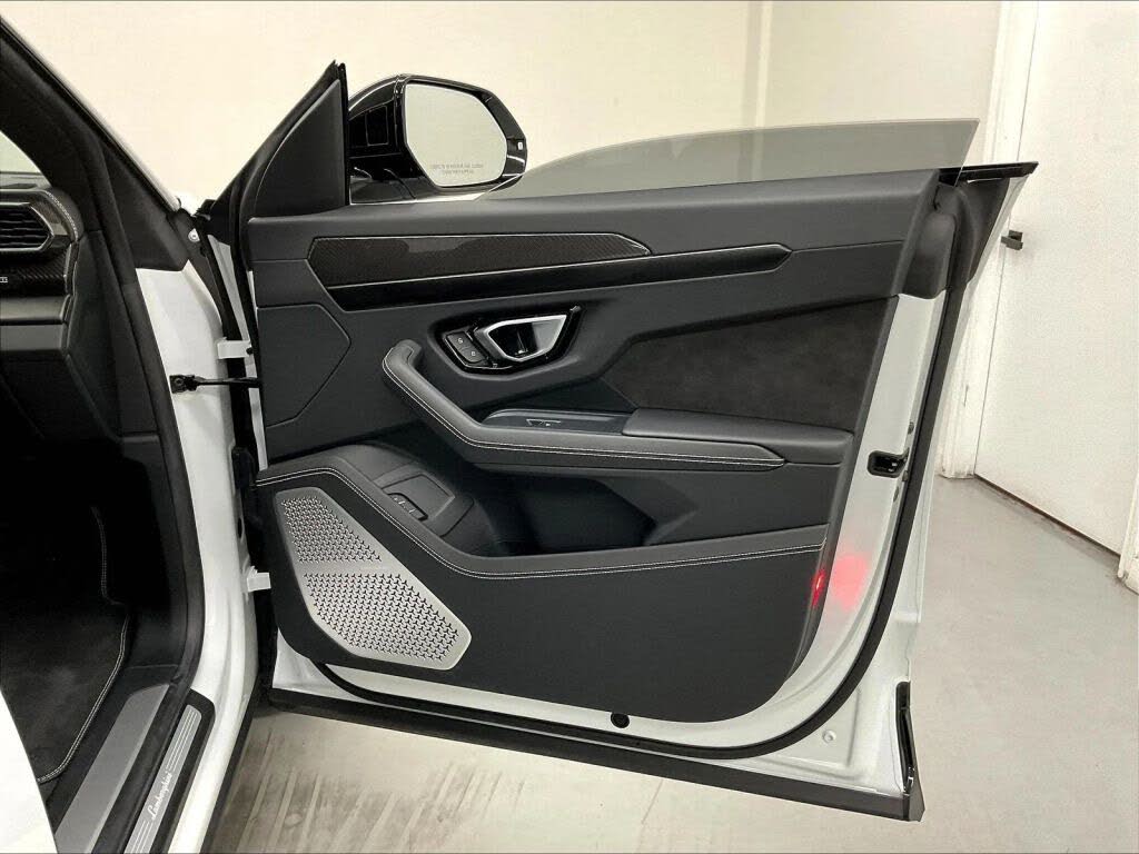 2024 Lamborghini Urus S AWD photo 17