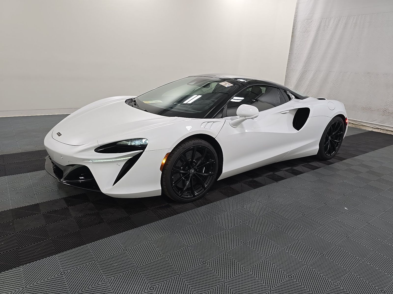 2025 McLaren Artura RWD