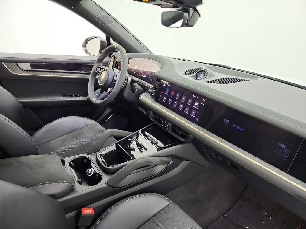 2024 Porsche Cayenne Turbo GT AWD photo 17 of 24