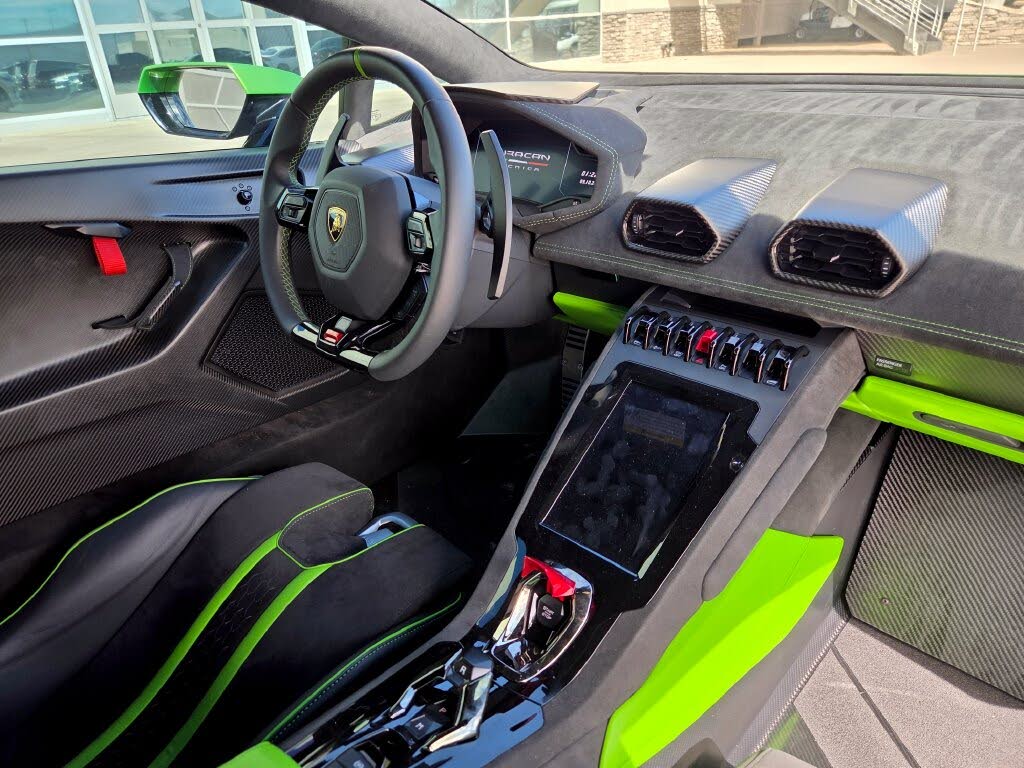 2024 Lamborghini Huracan Tecnica Coupe RWD photo 12 of 13